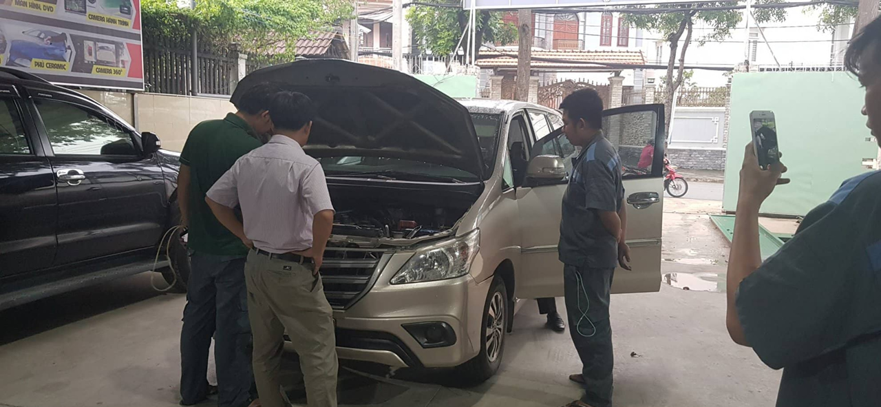 thay KÍNH XE Ô TÔ SÀI GÒN 30